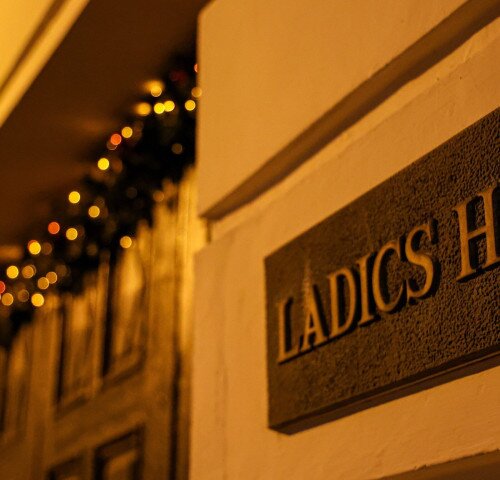 Advent a Ladics-házban: Krisztkindli - különleges tárlatvezetés