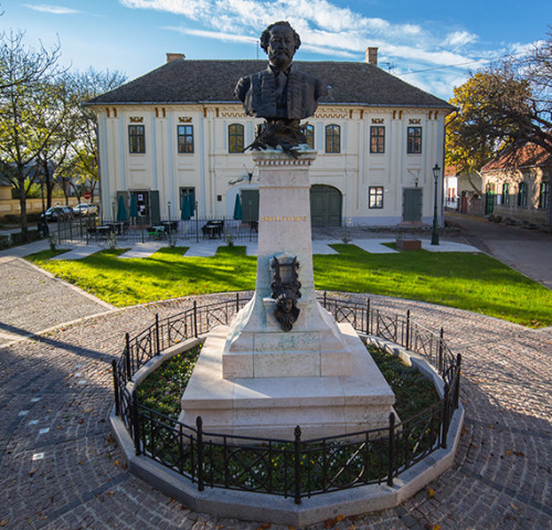 Megújul az Erkel tér